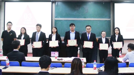 9d1a944c83bef6502c0463bea66ce1bb.jpg 团委书记陈雷为团委新闻中心主要干部及员工会主席团合影留念_副本.jpg