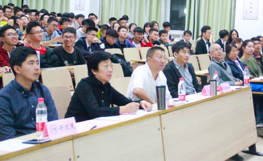f274e0d29fc40f0de92b822227cca94d.jpg 评委老师认真倾听答辩_副本.jpg