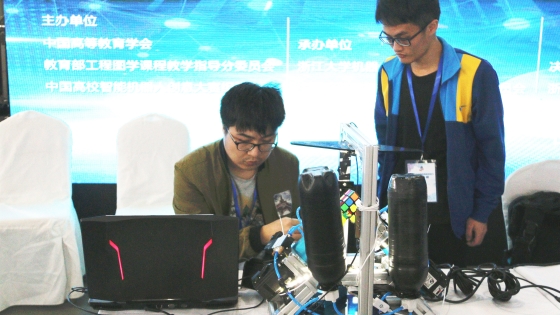 fad3ceba73251fb06b618a4f3e60507a.jpg 魔方机器人队员赛前调试设备_副本.jpg