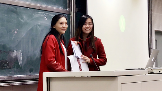 3b312048d9512d6884ffbe99d3d6a1fc.png 2北科工业设计系系主任覃京燕向刘子琦赠送礼物.png