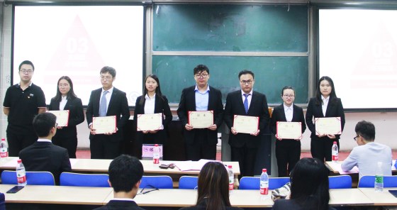 1863f7d9869ba77a4b12aa00b4ff6a60.jpg 团委书记陈雷为团委新闻中心主要干部及员工会主席团合影留念_副本.jpg