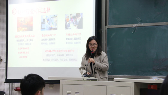 e3079637dcacbffd0c06063395caf5b4.jpg 图刘春老师为毕业生做就业动员_副本.jpg